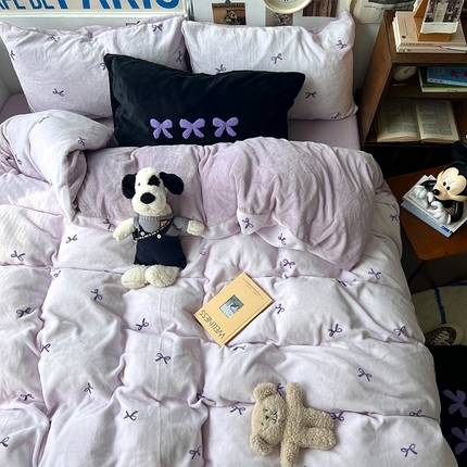 91家纺网 家纺一手货源 找家纺 （总）原素 2024新款蝴蝶结小印花毛巾绣混搭牛奶绒四件套