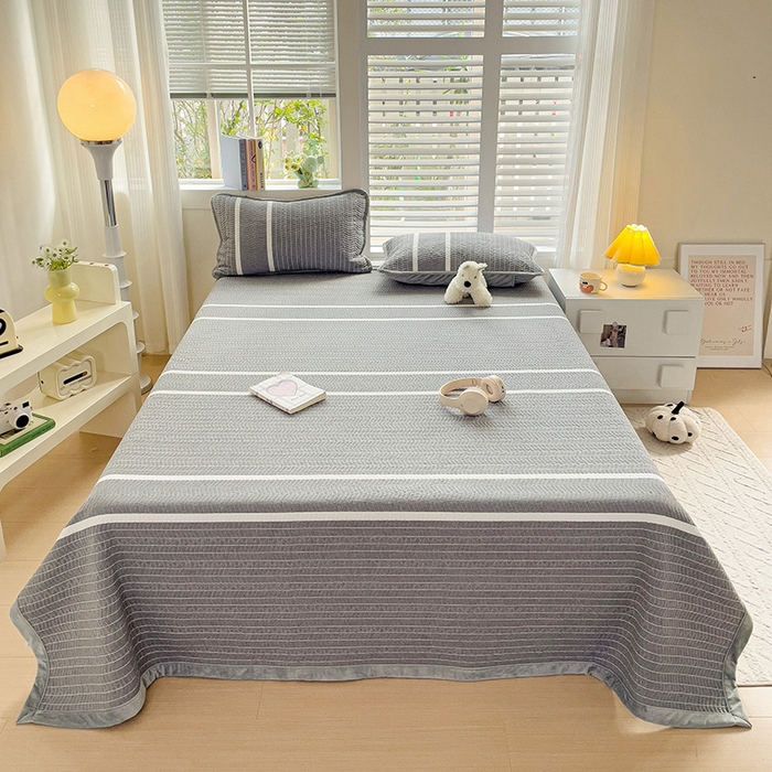 91家纺网 家纺一手货源 找家纺 羽爱家纺 2024新款全棉色织水洗宝宝绒床盖三件套 记忆灰