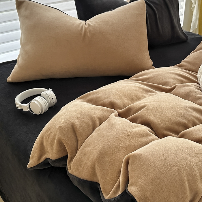 91家纺网 家纺一手货源 找家纺 梓瑄家居 2024新款简约高克重秋冬加厚双拼牛奶绒四件套直播 卡其+黑灰