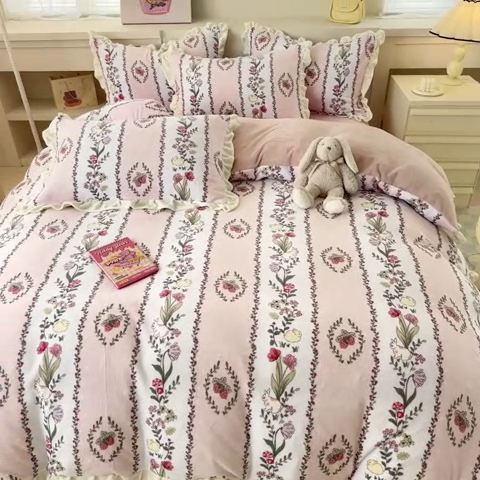 91家纺网 家纺一手货源 找家纺 典曼家纺 2024新款A类韩版牛奶绒四件套 草莓萌兔