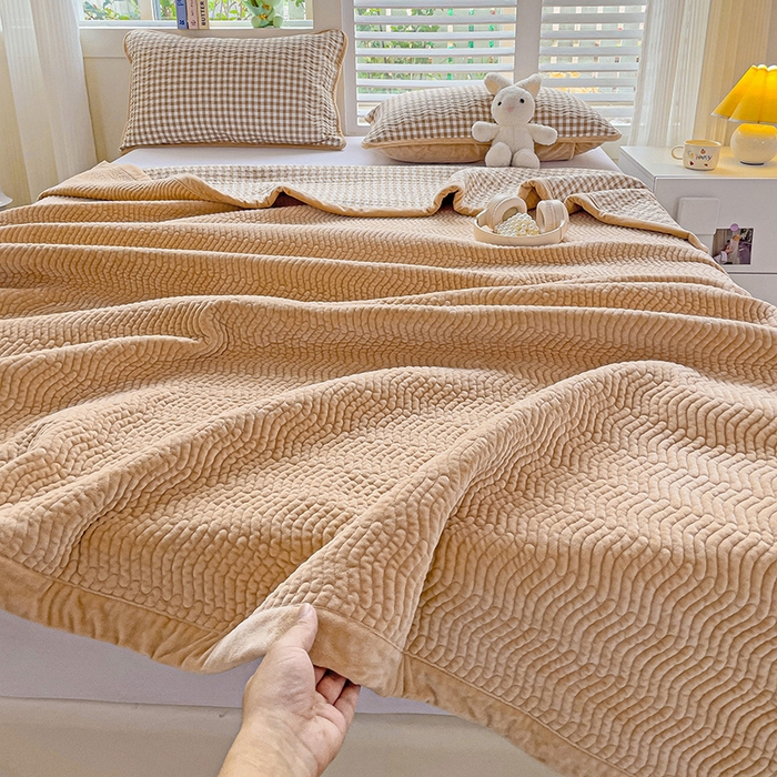 91家纺网 家纺一手货源 找家纺 羽爱家纺 2024新款全棉色织水洗宝宝绒床盖三件套 米小格