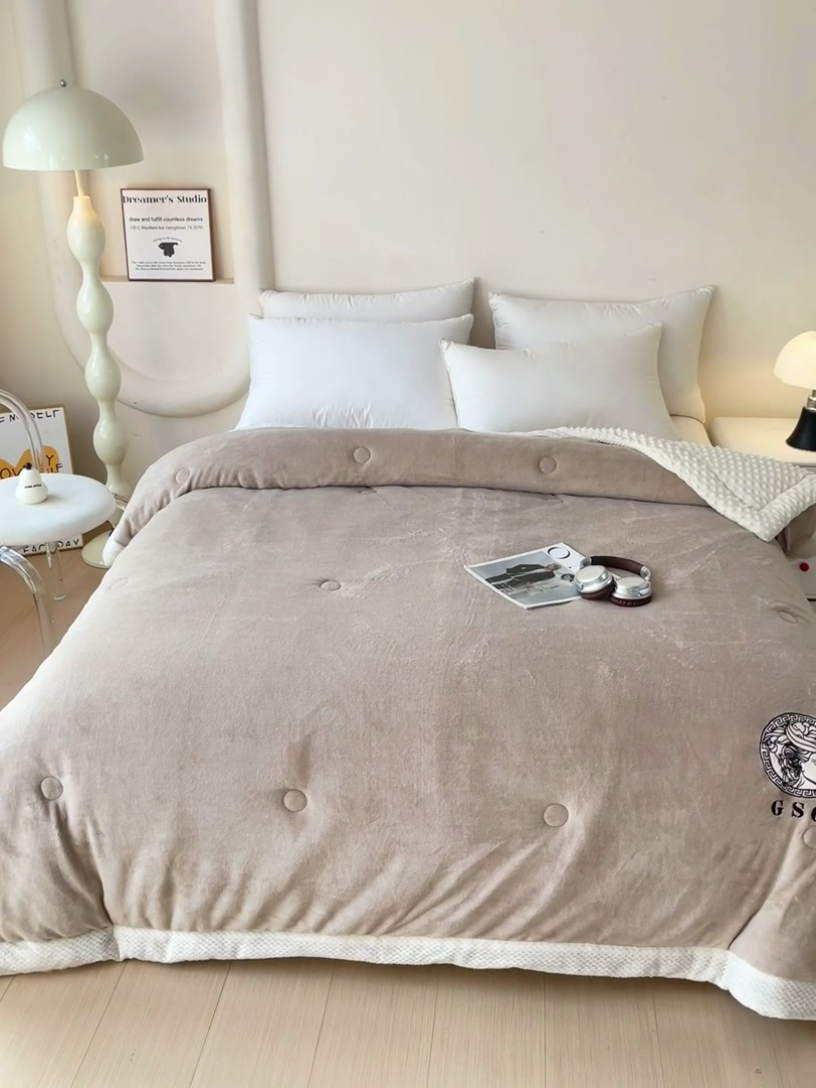 91家纺网 家纺一手货源 找家纺 柏薇 2024新款加绒加厚牛奶绒豆豆冬被 牛奶绒豆豆被-驼色