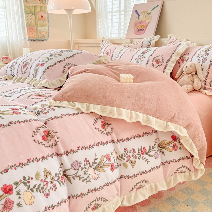 91家纺网 家纺一手货源 找家纺 典曼家纺 2024新款A类韩版牛奶绒四件套 草莓萌兔