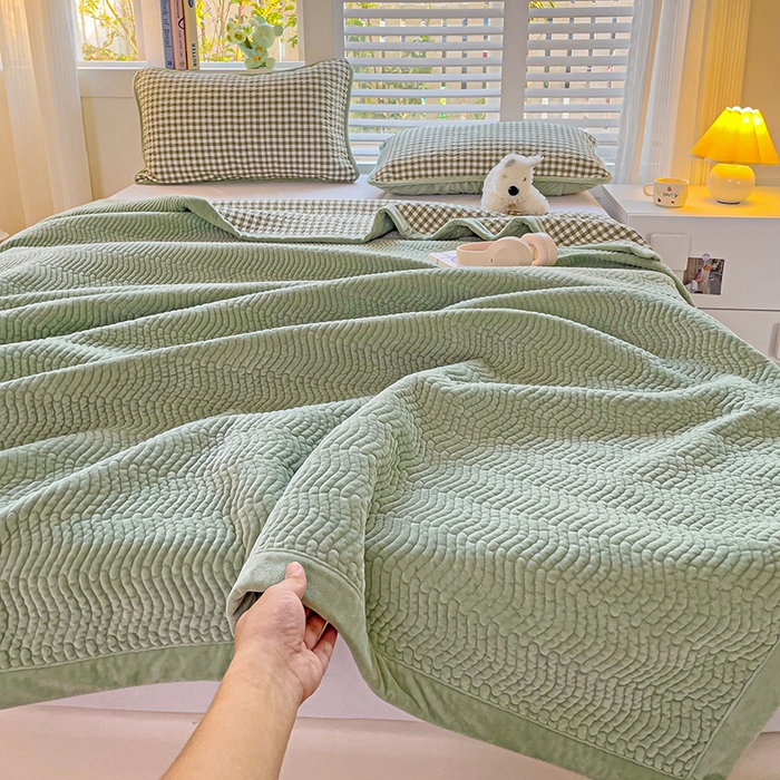 91家纺网 家纺一手货源 找家纺 羽爱家纺 2024新款全棉色织水洗宝宝绒床盖三件套 绿意盎然