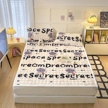 91家纺网 家纺一手货源 找家纺 柒月家居 2024新款牛奶绒加厚卡通印花床垫床褥 太空人垫