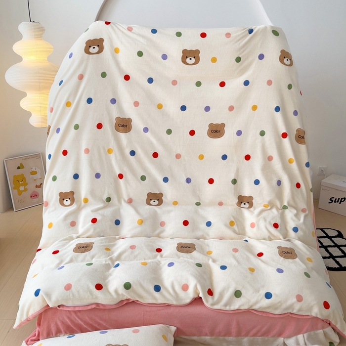 91家纺网 家纺一手货源 找家纺 乐童家纺 2024新款跑量款牛奶绒床裙四件套 活力熊