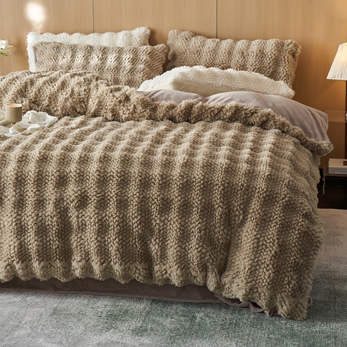 91家纺网 家纺一手货源 找家纺 安哆啦家纺 2024新款高克重10斤轻奢托斯卡纳兔毛绒喷花泡泡牛奶绒四件套 喷花-卡其