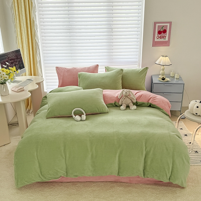 91家纺网 家纺一手货源 找家纺 梓瑄家居 2024新款简约高克重秋冬加厚双拼牛奶绒单被套直播 果绿粉