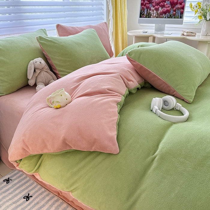 91家纺网 家纺一手货源 找家纺 梓瑄家居 2024新款简约高克重秋冬加厚双拼牛奶绒单被套直播 果绿粉