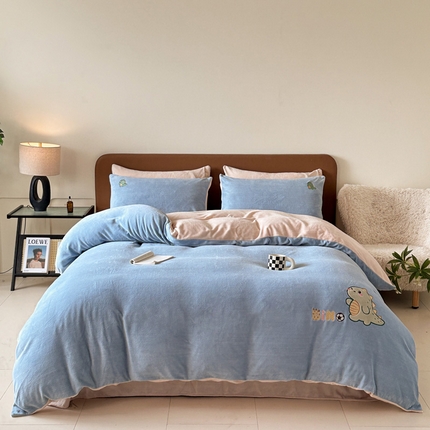 万盛家纺 2025新款卡通贴补绣牛奶绒四件套 恐龙-冰雪蓝-卡其