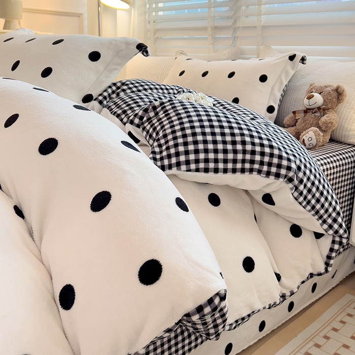 91家纺网 家纺一手货源 找家纺 乐童家纺 2024新款跑量款牛奶绒床裙四件套 黑白波点