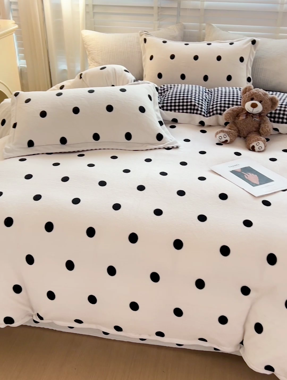 91家纺网 家纺一手货源 找家纺 乐童家纺 2024新款跑量款牛奶绒床裙四件套 黑白波点