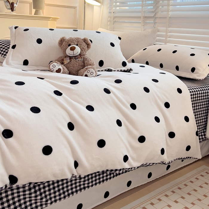 91家纺网 家纺一手货源 找家纺 乐童家纺 2024新款跑量款牛奶绒床裙四件套 黑白波点
