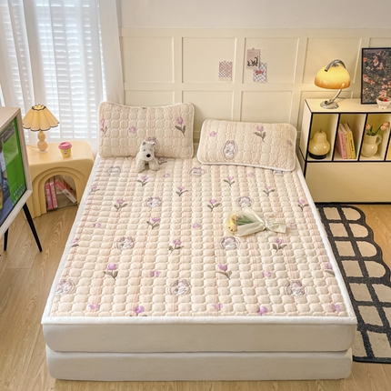 91家纺网 家纺一手货源 找家纺 柒月家居 2024新款牛奶绒加厚卡通印花床垫床褥 梦幻天鹅垫