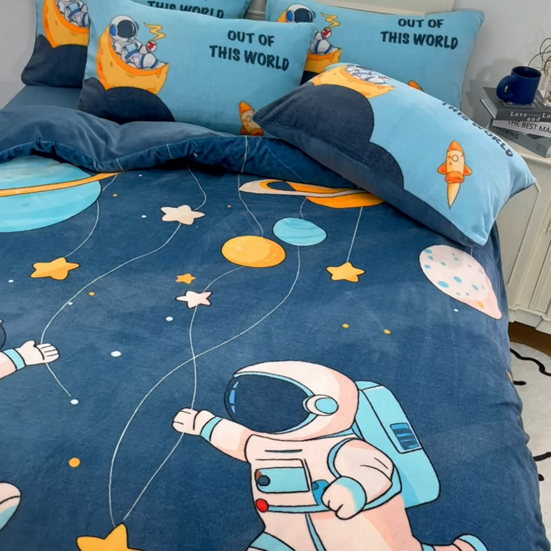 91家纺网 家纺一手货源 找家纺 浩诚 2024新款大版卡通高克重加厚保暖牛奶绒四件套太空人宇航员系列-原创设计 快乐星球