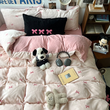 91家纺网 家纺一手货源 找家纺 （总）原素 2024新款蝴蝶结小印花毛巾绣混搭牛奶绒四件套