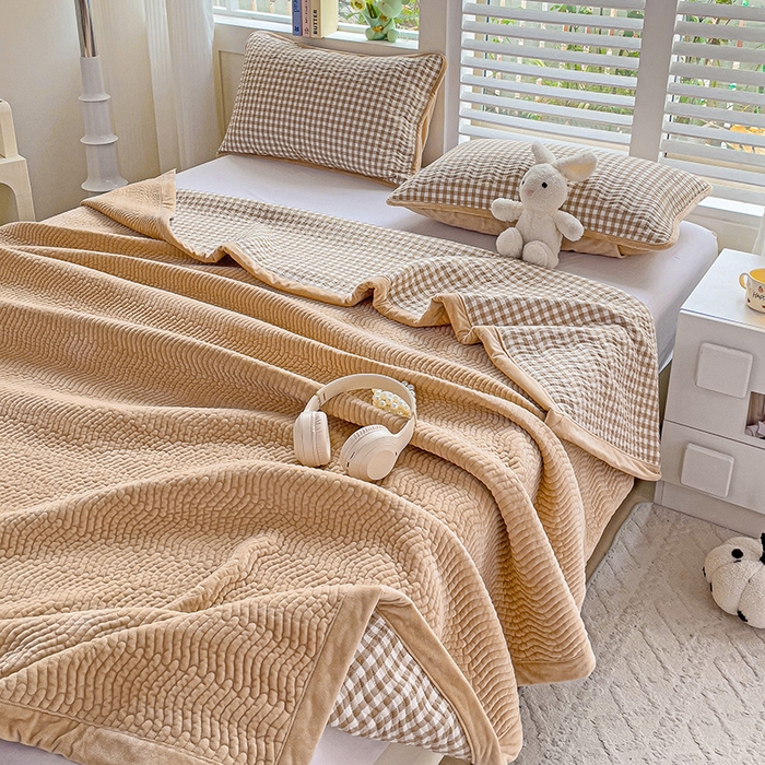 91家纺网 家纺一手货源 找家纺 羽爱家纺 2024新款全棉色织水洗宝宝绒床盖三件套 米小格