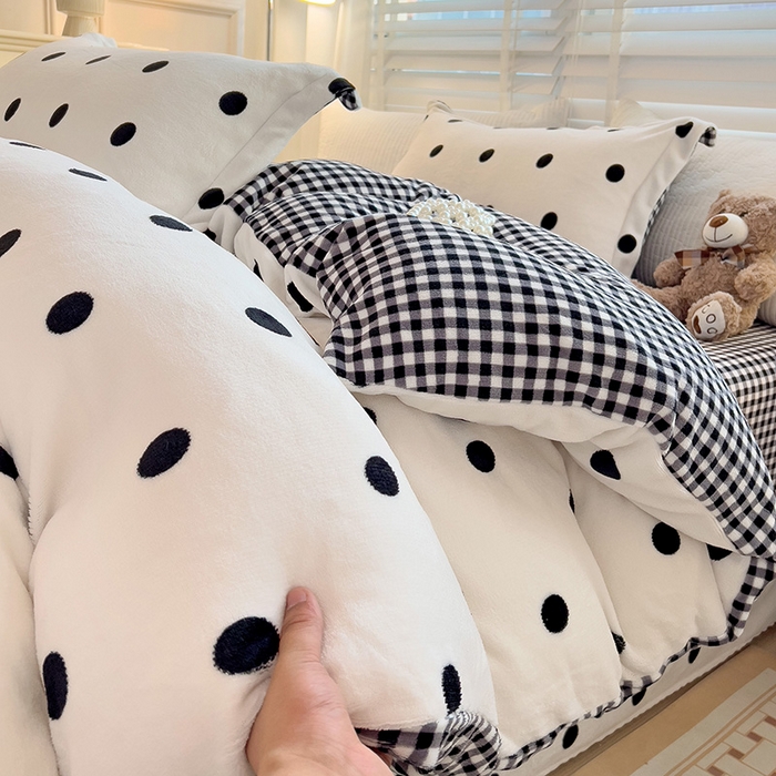 91家纺网 家纺一手货源 找家纺 乐童家纺 2024新款跑量款牛奶绒床裙四件套 黑白波点