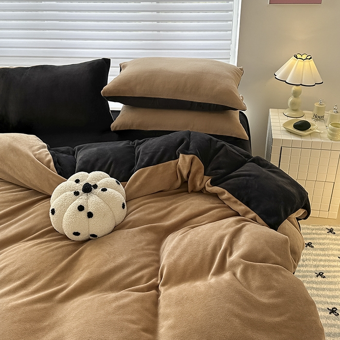 91家纺网 家纺一手货源 找家纺 梓瑄家居 2024新款简约高克重秋冬加厚双拼牛奶绒四件套直播 卡其+黑灰