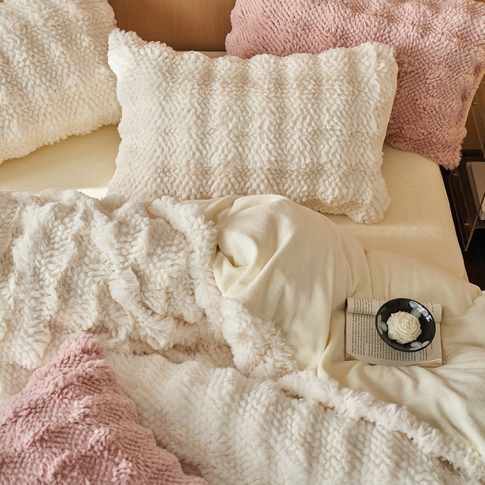 91家纺网 家纺一手货源 找家纺 安哆啦家纺 2024新款高克重10斤轻奢托斯卡纳兔毛绒喷花泡泡牛奶绒四件套 喷花-奶油白