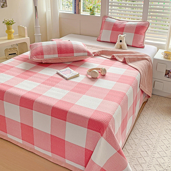 91家纺网 家纺一手货源 找家纺 羽爱家纺 2024新款全棉色织水洗宝宝绒床盖三件套 红格