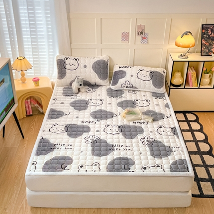 91家纺网 家纺一手货源 找家纺 柒月家居 2024新款牛奶绒加厚卡通印花床垫床褥 斑点熊垫