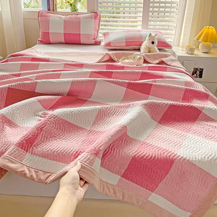 91家纺网 家纺一手货源 找家纺 羽爱家纺 2024新款全棉色织水洗宝宝绒床盖三件套 红格