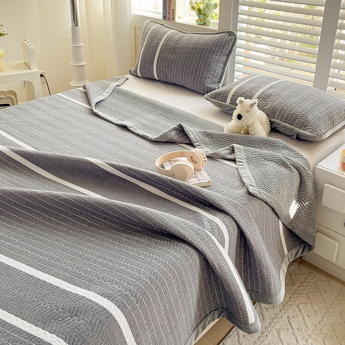 91家纺网 家纺一手货源 找家纺 羽爱家纺 2024新款全棉色织水洗宝宝绒床盖三件套 记忆灰