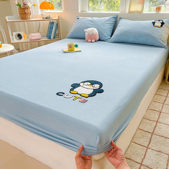 91家纺网 家纺一手货源 找家纺 3C 2024新款全棉色织水洗棉可爱毛巾绣床笠 企鹅-蓝