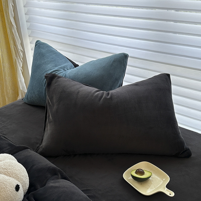 91家纺网 家纺一手货源 找家纺 梓瑄家居 2024新款高克重秋冬加厚双拼牛奶绒单枕套 高级黑灰