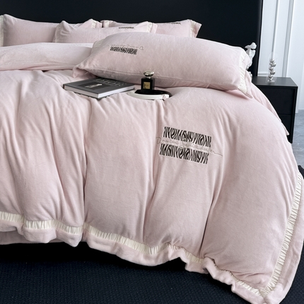 91家纺网 家纺一手货源 找家纺 （总）子曰 2024新款高克重牛奶绒大拼角刺绣轻奢工艺款四件套-罗马假日