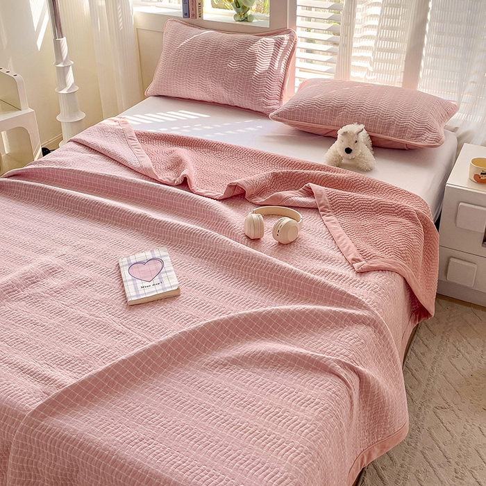 91家纺网 家纺一手货源 找家纺 羽爱家纺 2024新款全棉色织水洗宝宝绒床盖三件套 樱花格