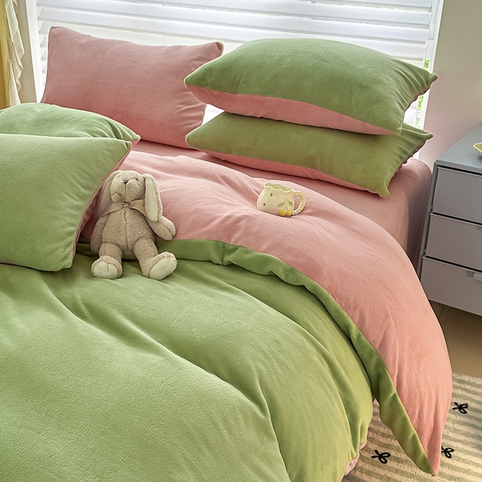 91家纺网 家纺一手货源 找家纺 梓瑄家居 2024新款简约高克重秋冬加厚双拼牛奶绒单被套直播 果绿粉