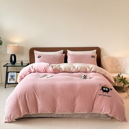 万盛家纺 2025新款卡通贴补绣牛奶绒四件套 煤球-肉粉-卡其
