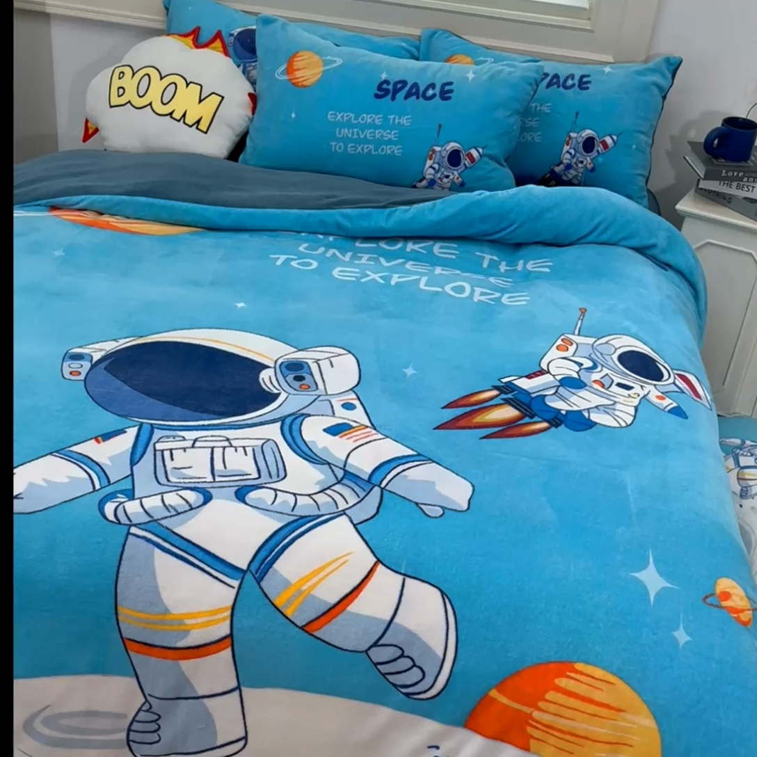 91家纺网 家纺一手货源 找家纺 浩诚 2024新款大版卡通高克重加厚保暖牛奶绒四件套太空人宇航员系列-原创设计 太空遨游