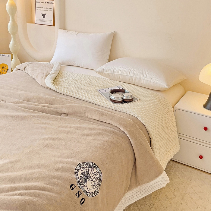 91家纺网 家纺一手货源 找家纺 柏薇 2024新款加绒加厚牛奶绒豆豆冬被 牛奶绒豆豆被-驼色