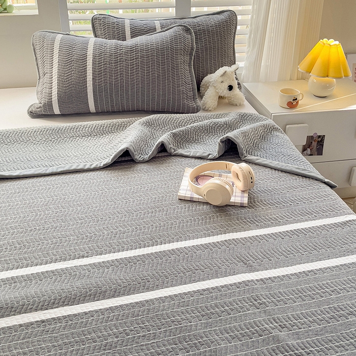 91家纺网 家纺一手货源 找家纺 羽爱家纺 2024新款全棉色织水洗宝宝绒床盖三件套 记忆灰