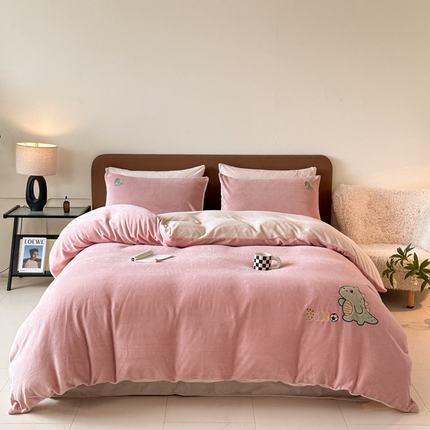 万盛家纺 2025新款卡通贴补绣牛奶绒四件套 恐龙-肉粉-卡其