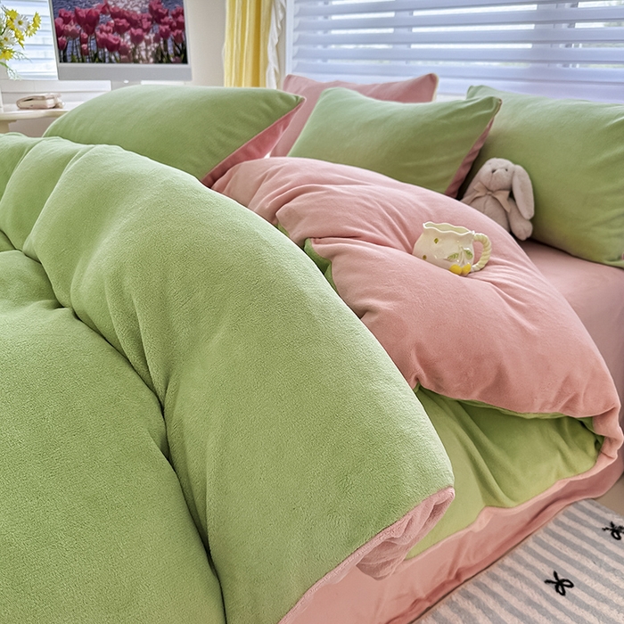 91家纺网 家纺一手货源 找家纺 梓瑄家居 2024新款简约高克重秋冬加厚双拼牛奶绒四件套直播 果绿粉