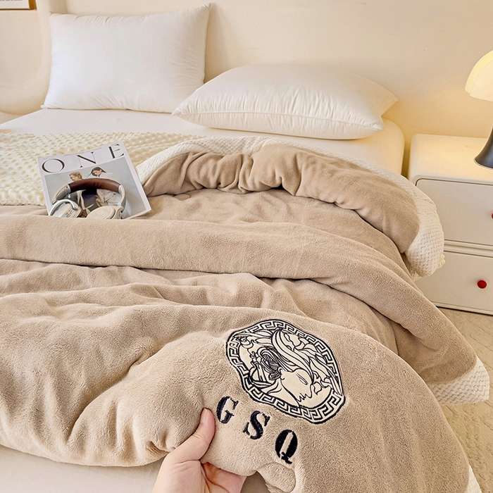 91家纺网 家纺一手货源 找家纺 柏薇 2024新款加绒加厚牛奶绒豆豆冬被 牛奶绒豆豆被-驼色