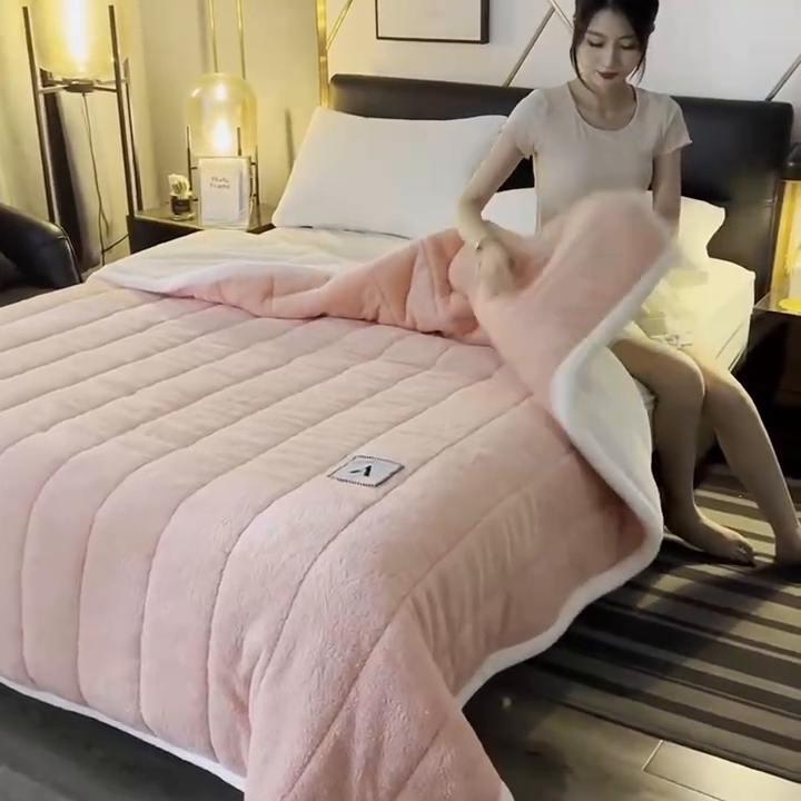 91家纺网 家纺一手货源 找家纺 恋绒家纺 2025新款加厚三层毛毯被牛奶绒复合毯子夹棉盖毯午睡毯子法莱绒毛毯 （亲肤绒-）-淡粉