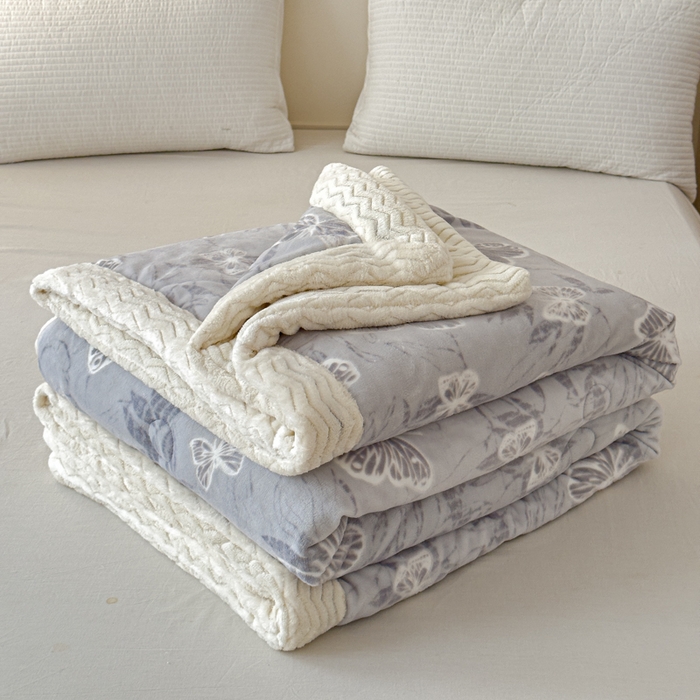 91家纺网 家纺一手货源 找家纺 金丝鸟 2024加厚240g立体雕花牛奶绒夹棉绗缝手包毛毯毯子 蝴蝶飞 灰 手包毯