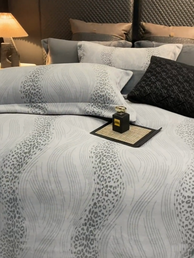 91家纺网 家纺一手货源 找家纺 新方向 2025新款高克重240克全消光A类印花牛奶绒四件套-有风 有风-深灰