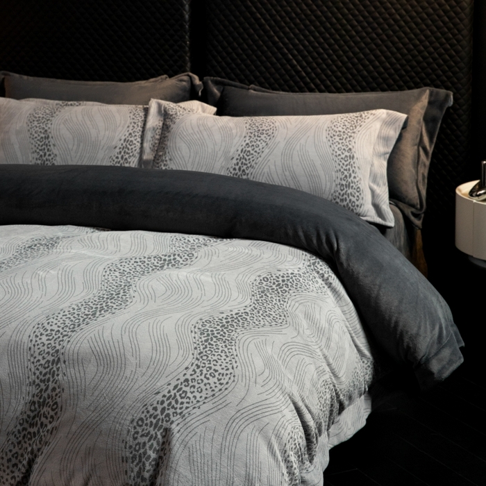 91家纺网 家纺一手货源 找家纺 新方向 2025新款高克重240克全消光A类印花牛奶绒四件套-有风 有风-深灰