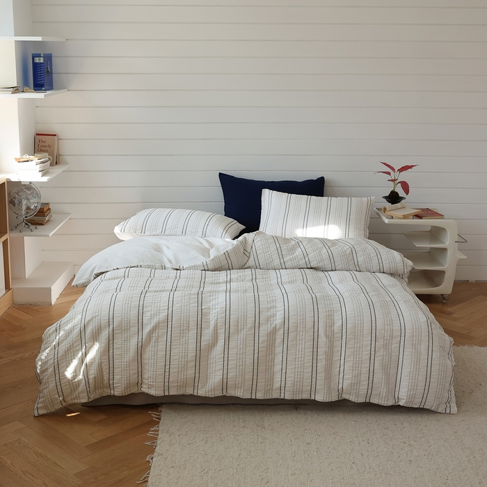 91家纺网 家纺一手货源 找家纺 棉眠 2024新款水洗皱皱纱色织提花线条混搭系列四件套 黑灰细条配灰