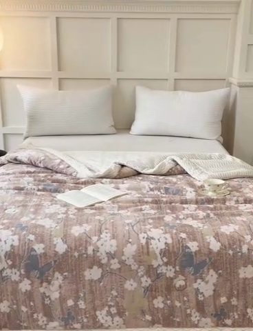 91家纺网 家纺一手货源 找家纺 金丝鸟 2024加厚240g立体雕花牛奶绒夹棉绗缝手包毛毯毯子 蝴蝶花咖 手包毯