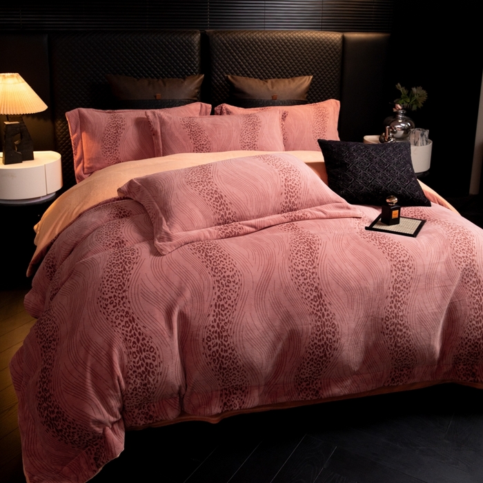 91家纺网 家纺一手货源 找家纺 新方向 2025新款高克重240克全消光A类印花牛奶绒四件套-有风 有风-豆沙玉