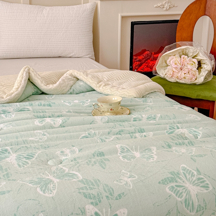 91家纺网 家纺一手货源 找家纺 金丝鸟 2024加厚240g立体雕花牛奶绒夹棉绗缝手包毛毯毯子 蝴蝶飞 绿 手包毯