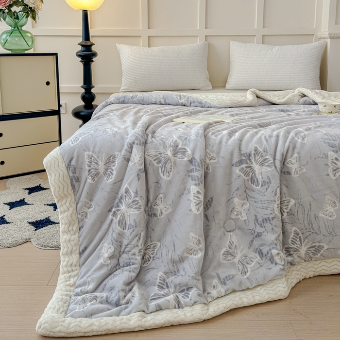 91家纺网 家纺一手货源 找家纺 金丝鸟 2024加厚240g立体雕花牛奶绒夹棉绗缝手包毛毯毯子 蝴蝶飞 灰 手包毯