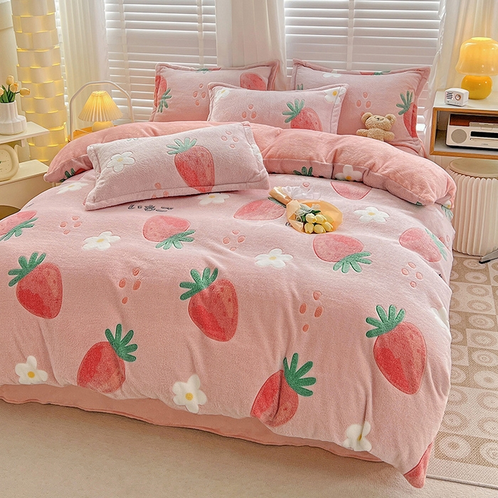 91家纺网 家纺一手货源 找家纺 梵克保罗 2024秋冬新品立体雪花绒单被套牛奶绒法莱绒雕花绒兔毛卡通四件套学生三件套 小草莓